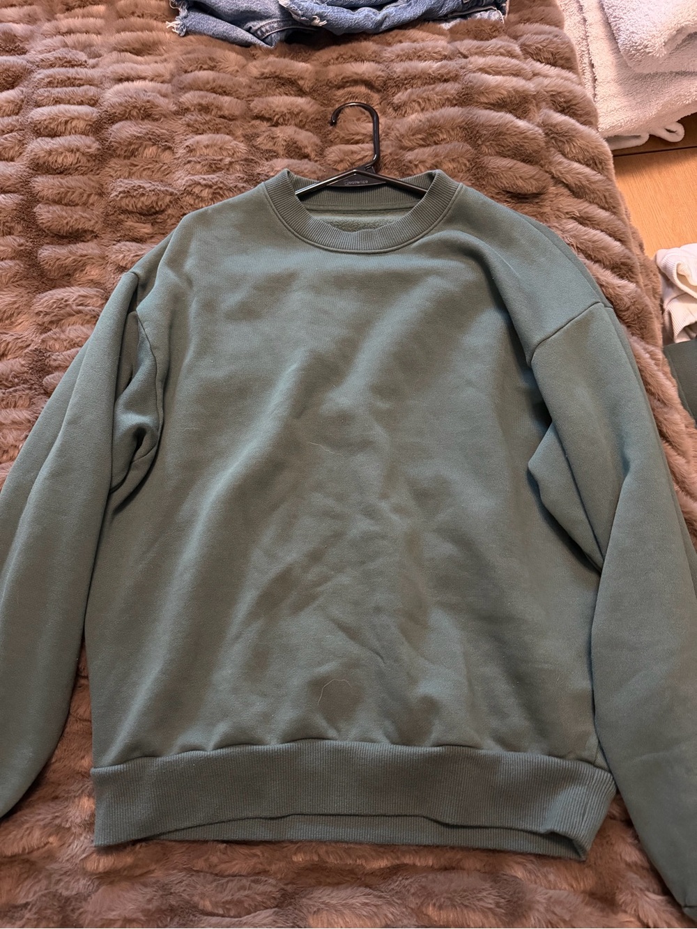 Alo Accolade Crewneck in clover green